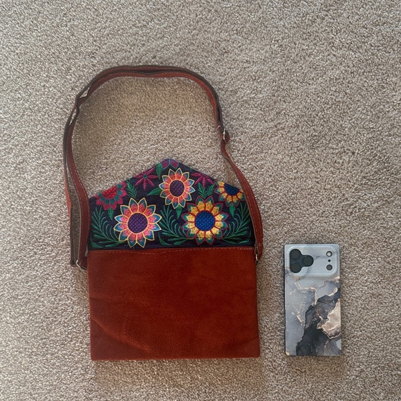 Floral Embroidered leather Brown crossbody Bag - Guatemala artisanal bag - Picture 5 of 5